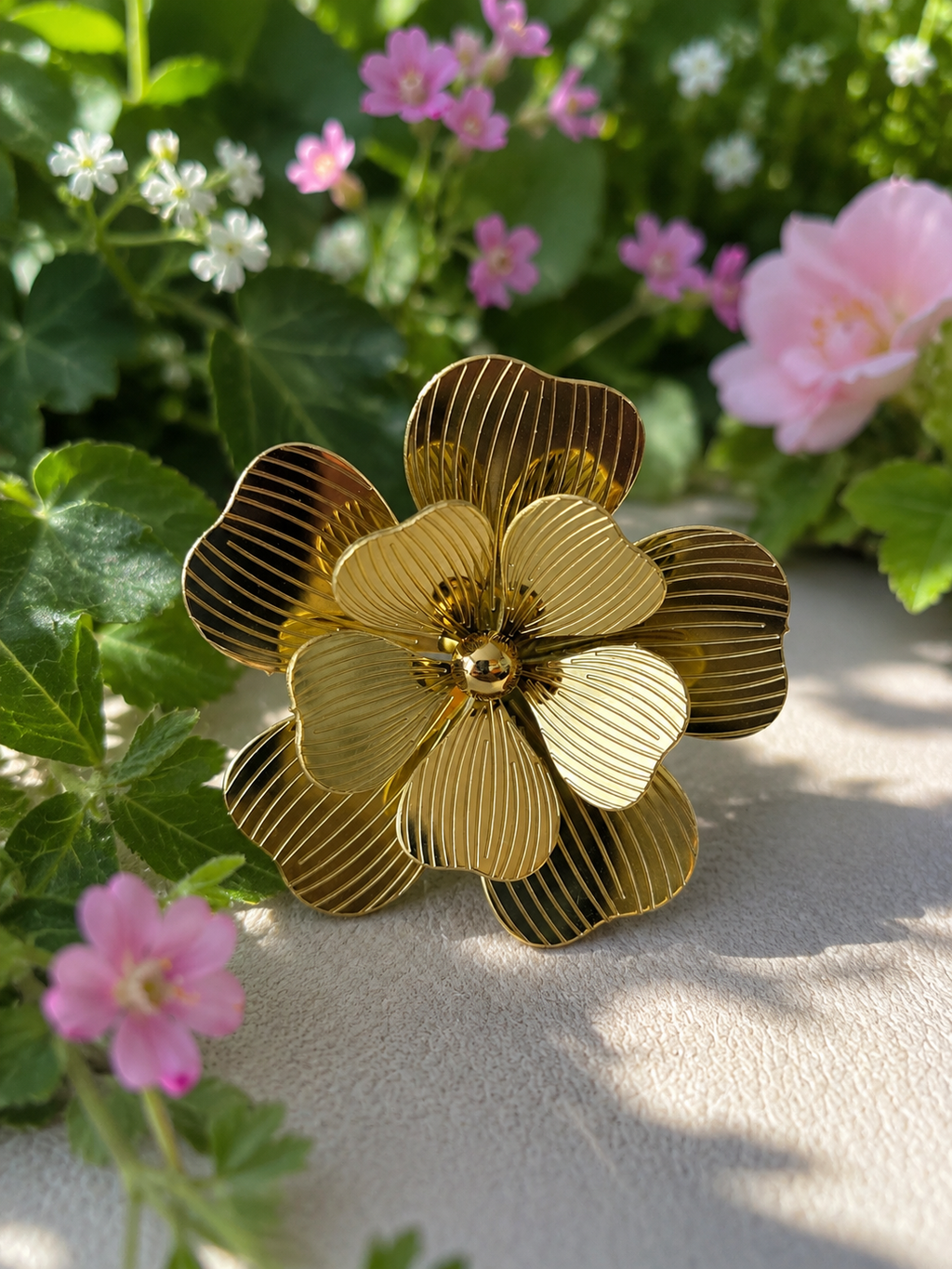 Bague acier inoxydable fleur striée dorée taille unique