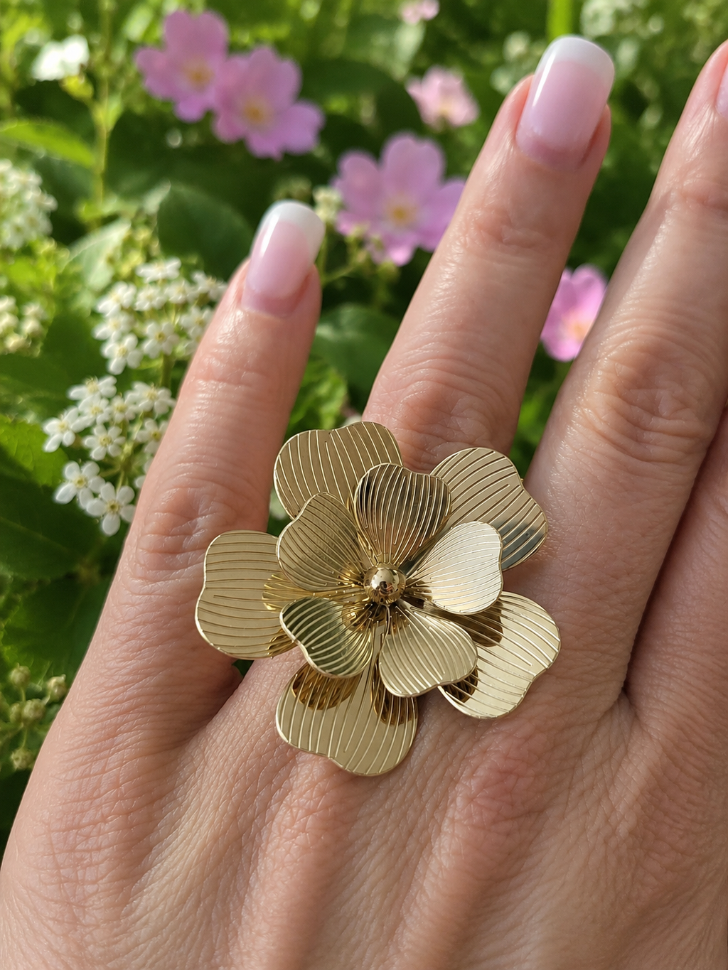 Bague acier inoxydable fleur striée dorée taille unique