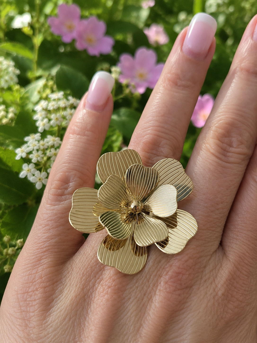 Bague acier inoxydable fleur striée dorée taille unique