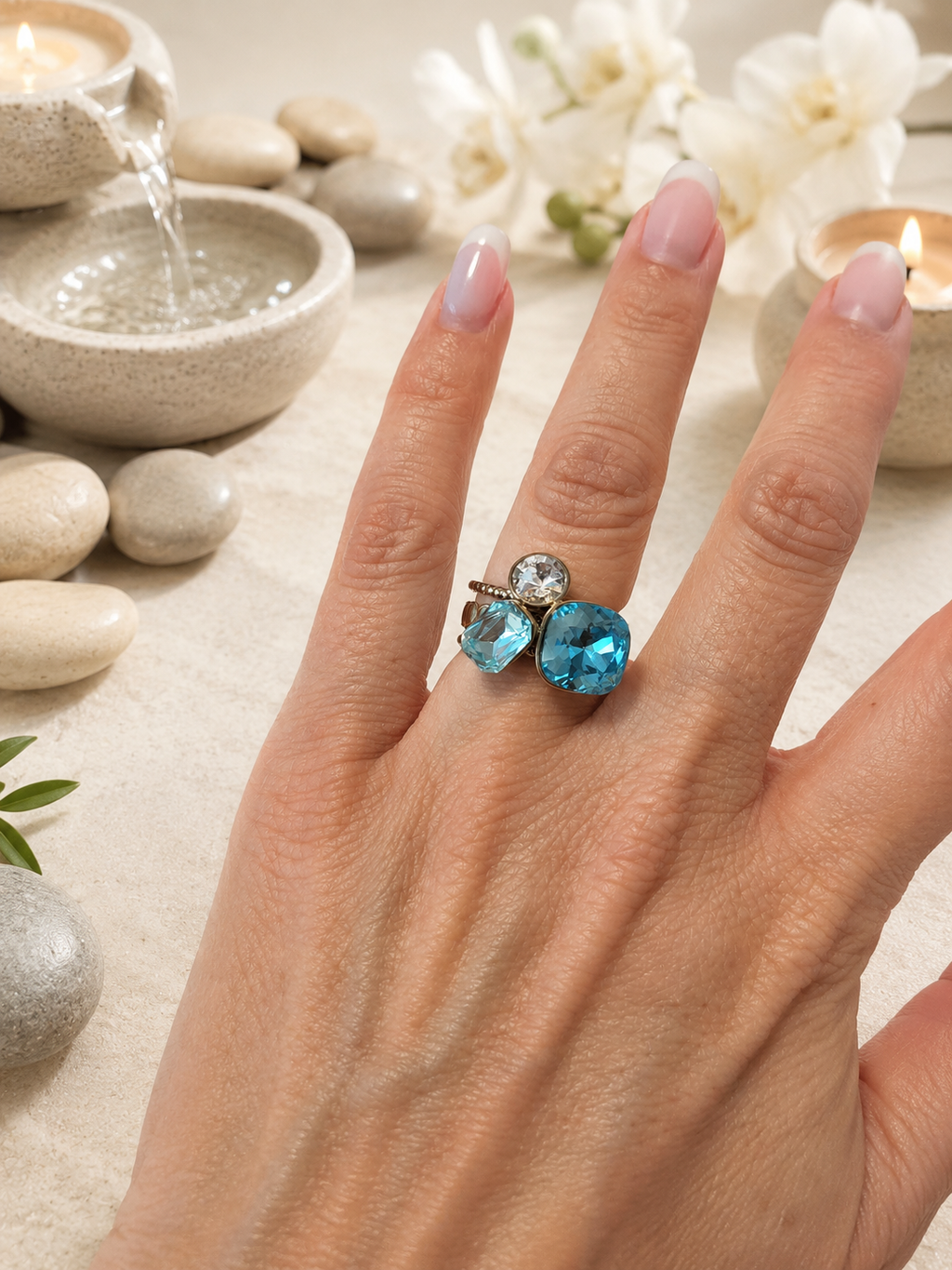 Anello regolabile con strass e cristallo azzurro