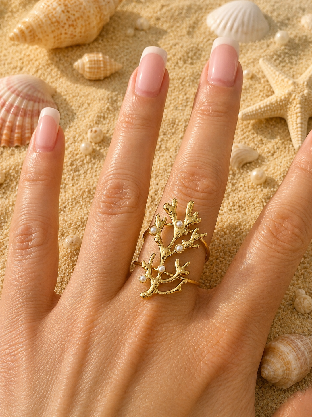 Bague ajustable corail sculpté et perles délicates doré