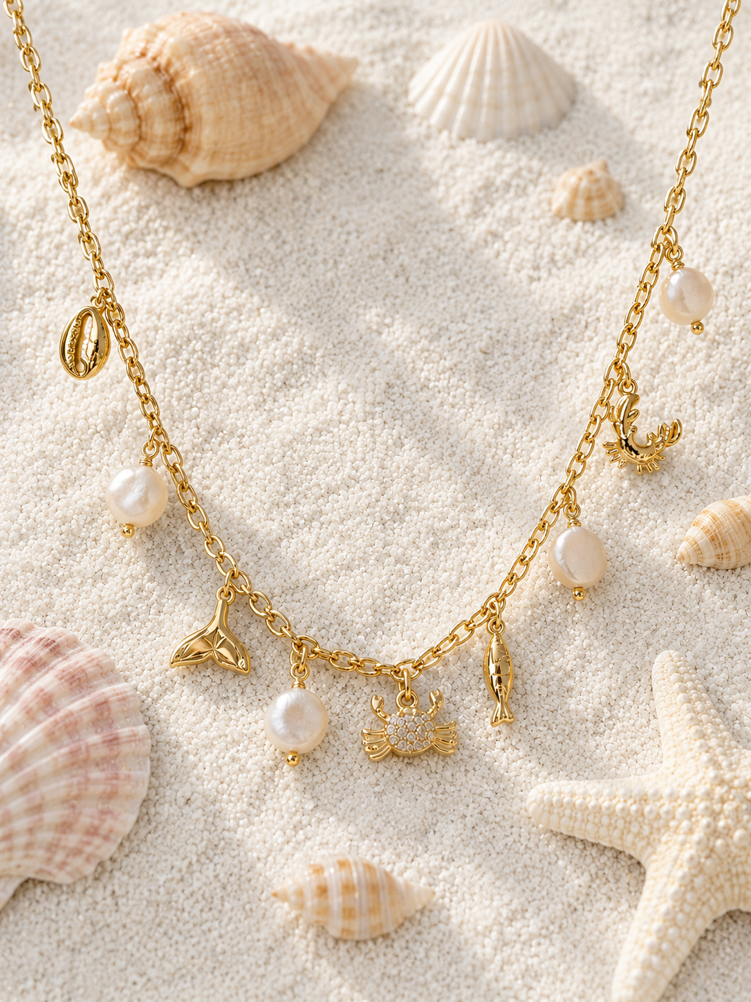 Collier doré à charms crabes et perles