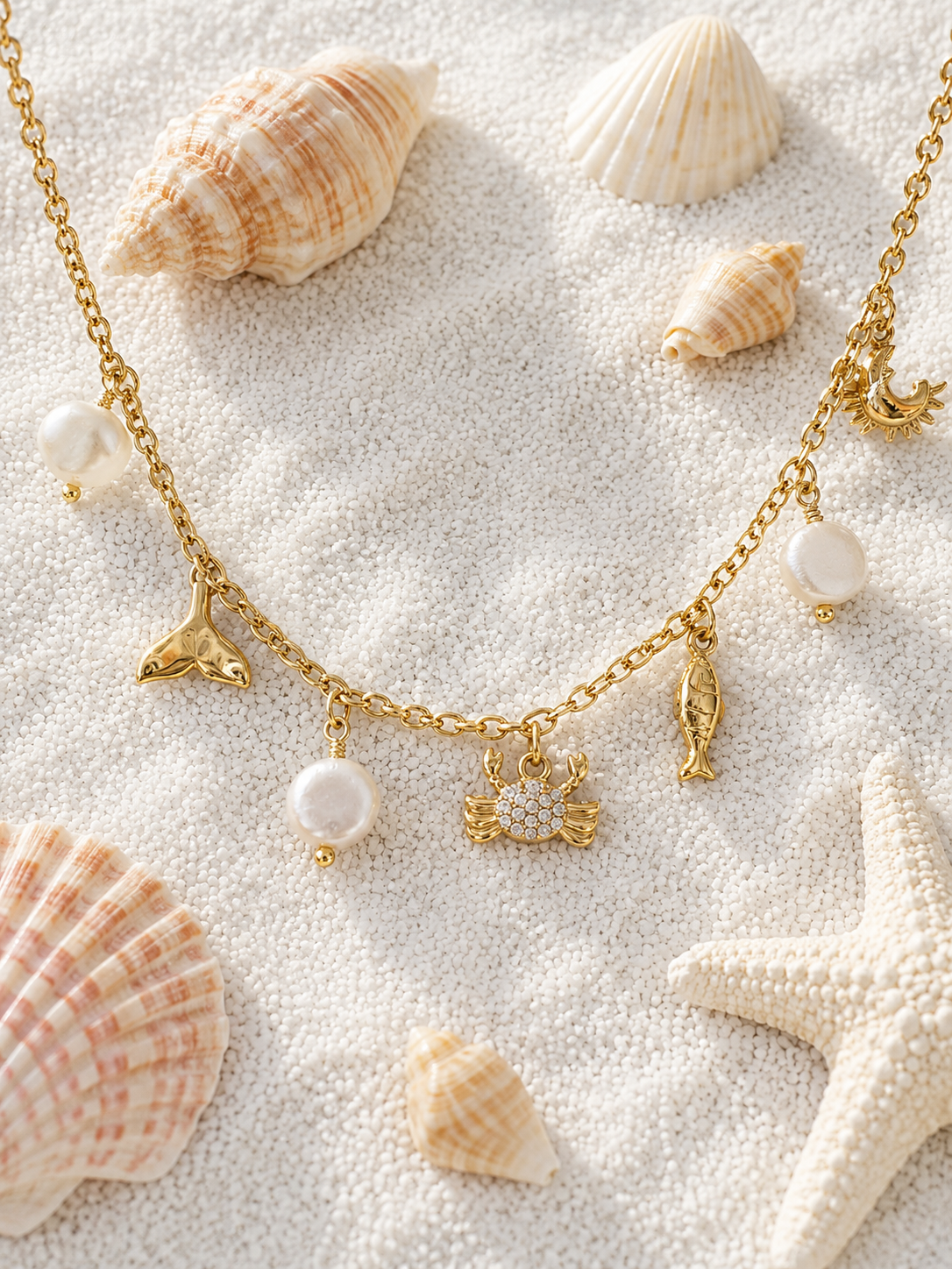 Collier doré à charms crabes et perles