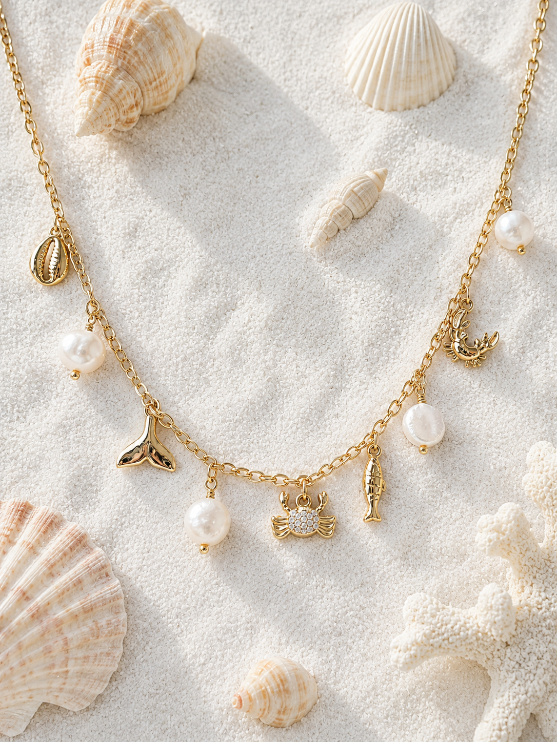 Collier doré à charms crabes et perles