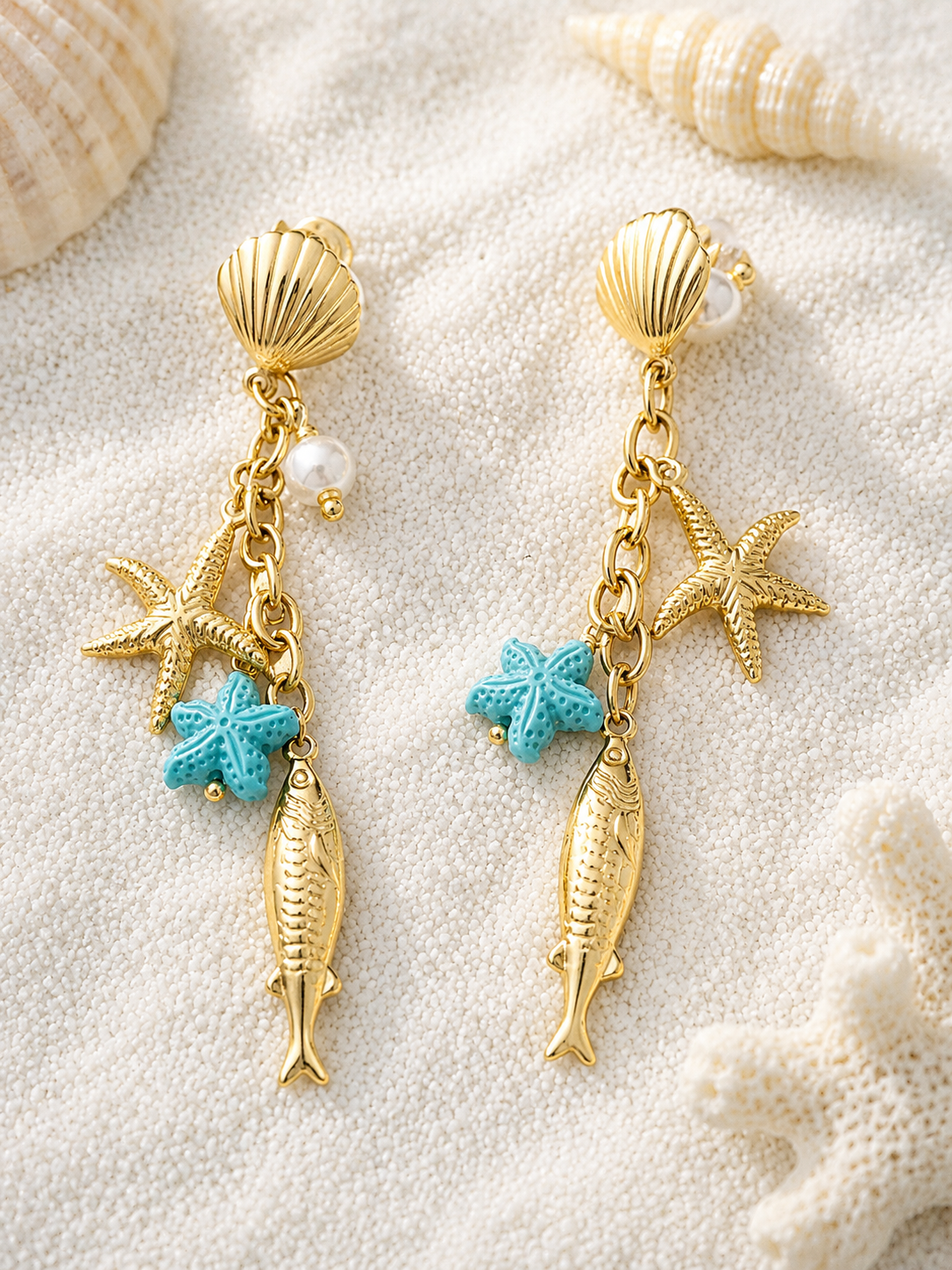 Boucles d’oreilles dorées pendantes poisson et étoile de mer bleu
