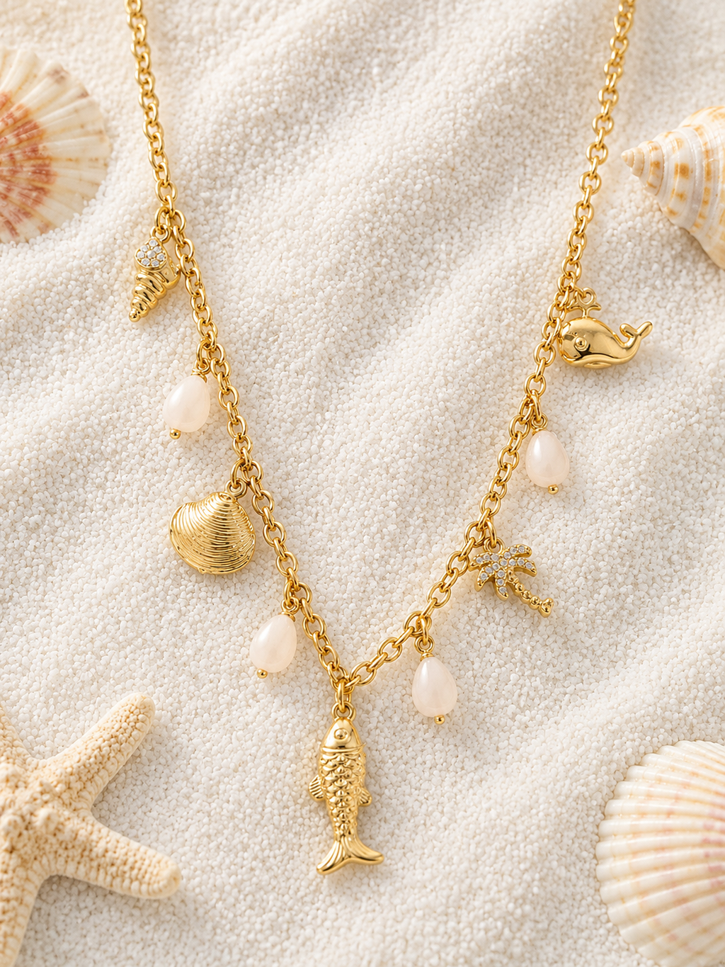 Collier doré charms marins avec palmier et pierres roses