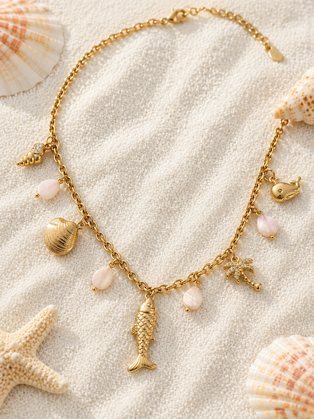 Collier doré charms marins avec palmier et pierres roses