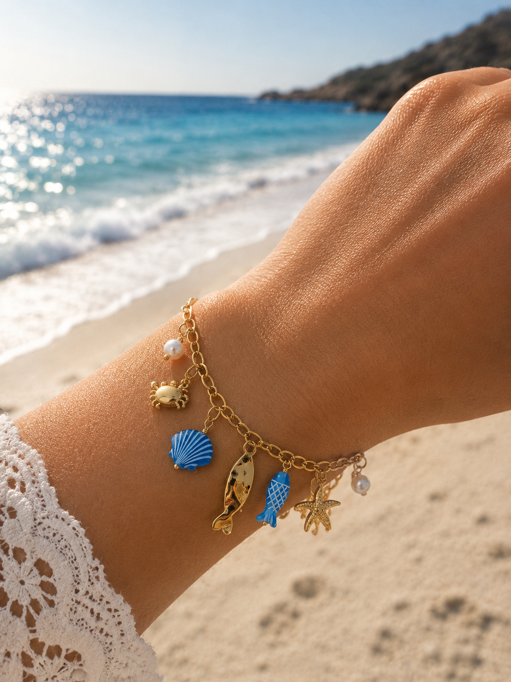 Bracelet doré charms marins bleus et crabe en strass