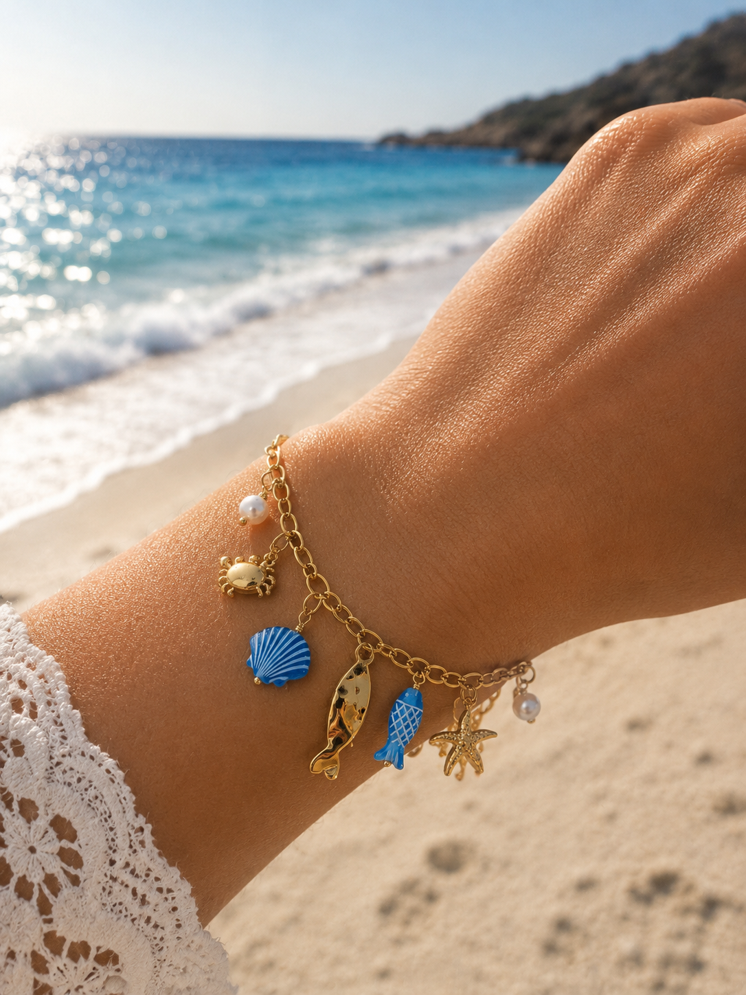 Bracelet doré charms marins bleus et crabe en strass