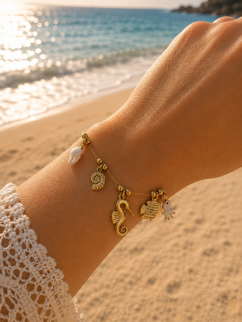 Bracelet à charms hippocampe et poulpe nacré doré
