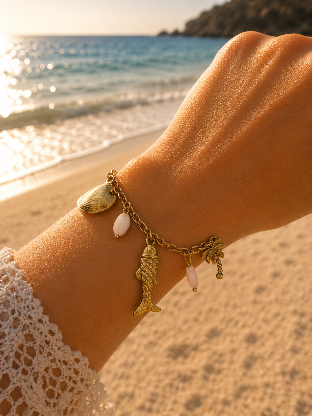 Bracelet doré charms marins palmier et pierres roses