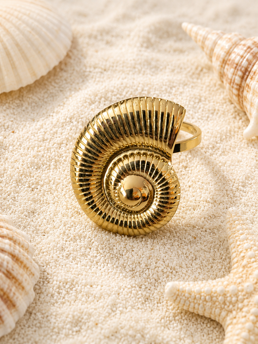 Bague dorée ajustable escargot de mer