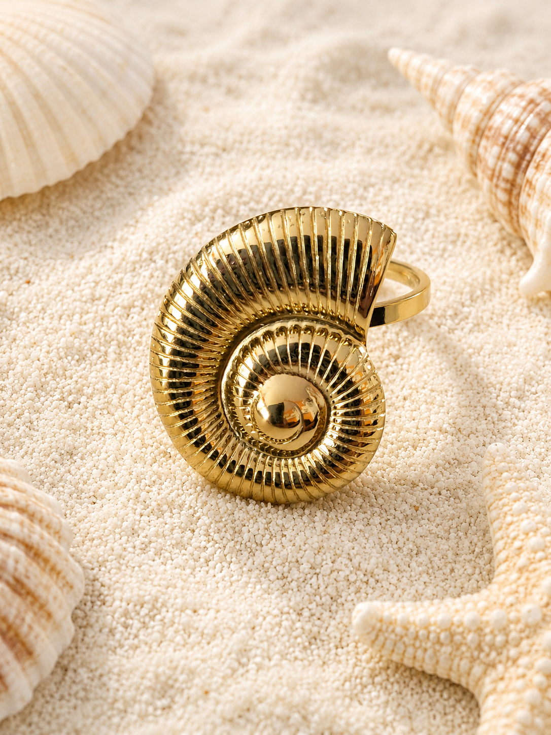 Bague dorée ajustable escargot de mer
