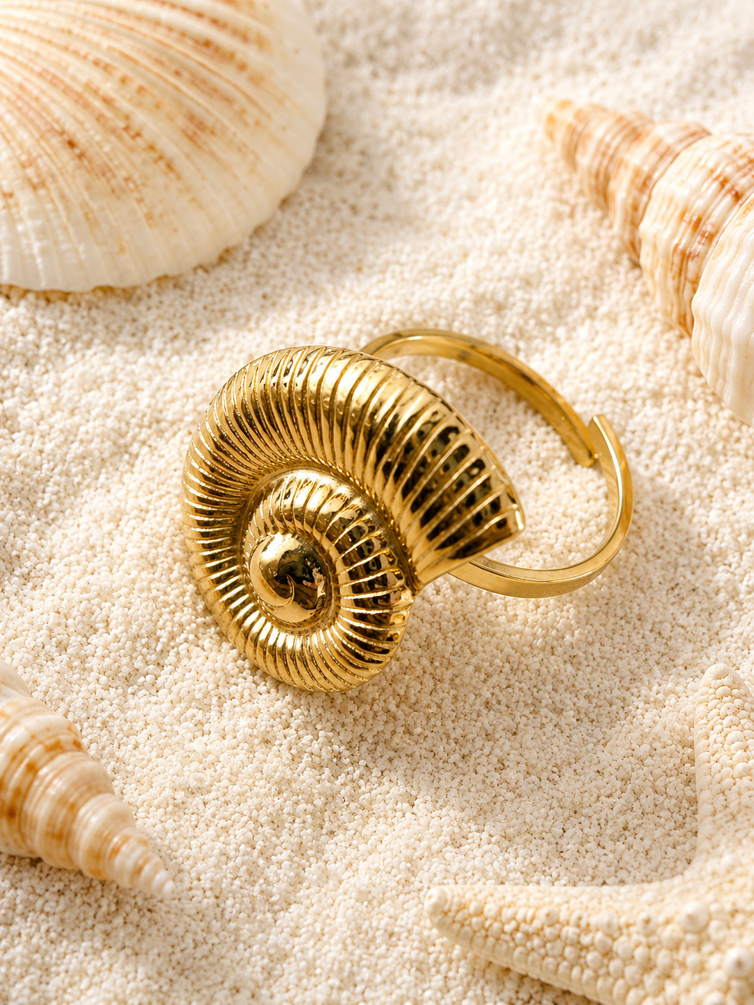 Bague dorée ajustable escargot de mer