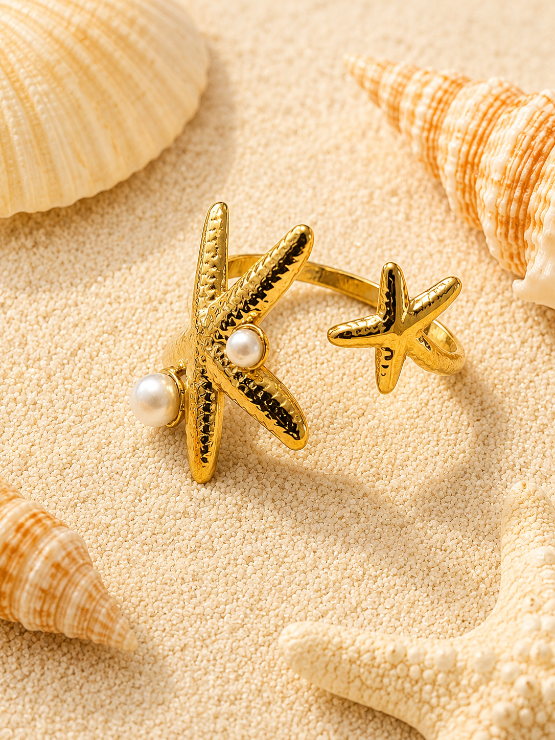 Bague dorée ouverte à l'avant à 2 étoiles de mer avec perles