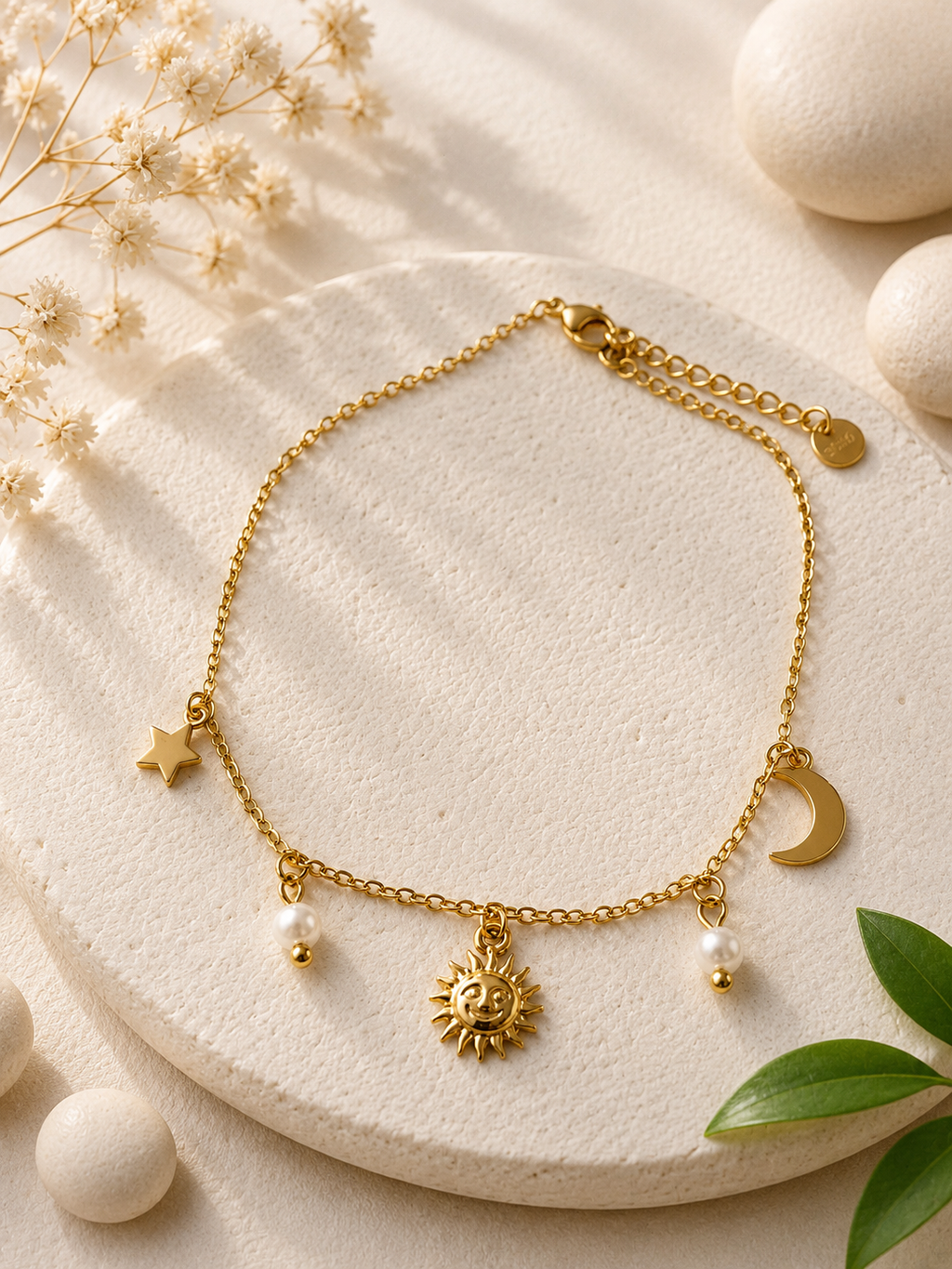 Chaîne de cheville dorée à pendentifs constellation et perles