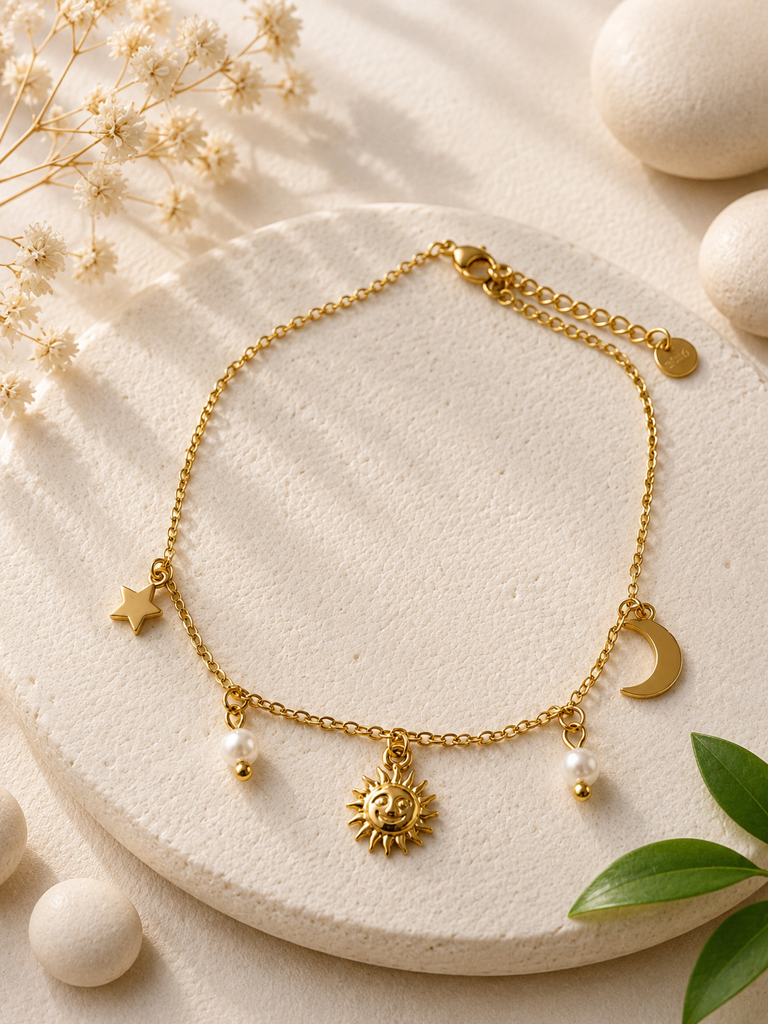 Chaîne de cheville dorée à pendentifs constellation et perles