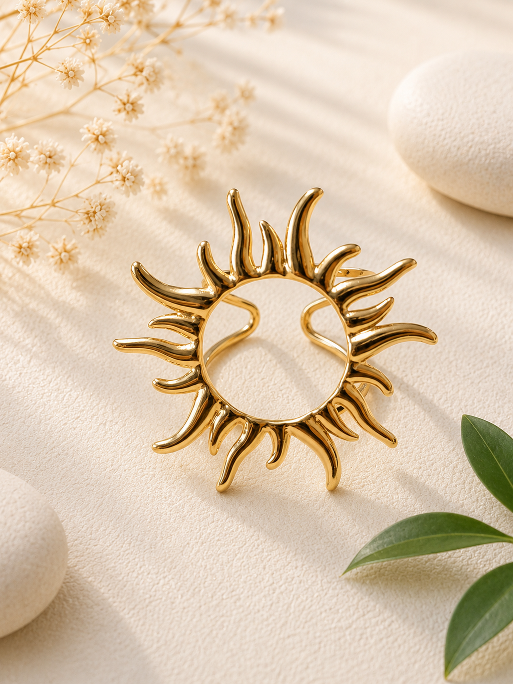 Anello dorato regolabile, sole raggiante traforato