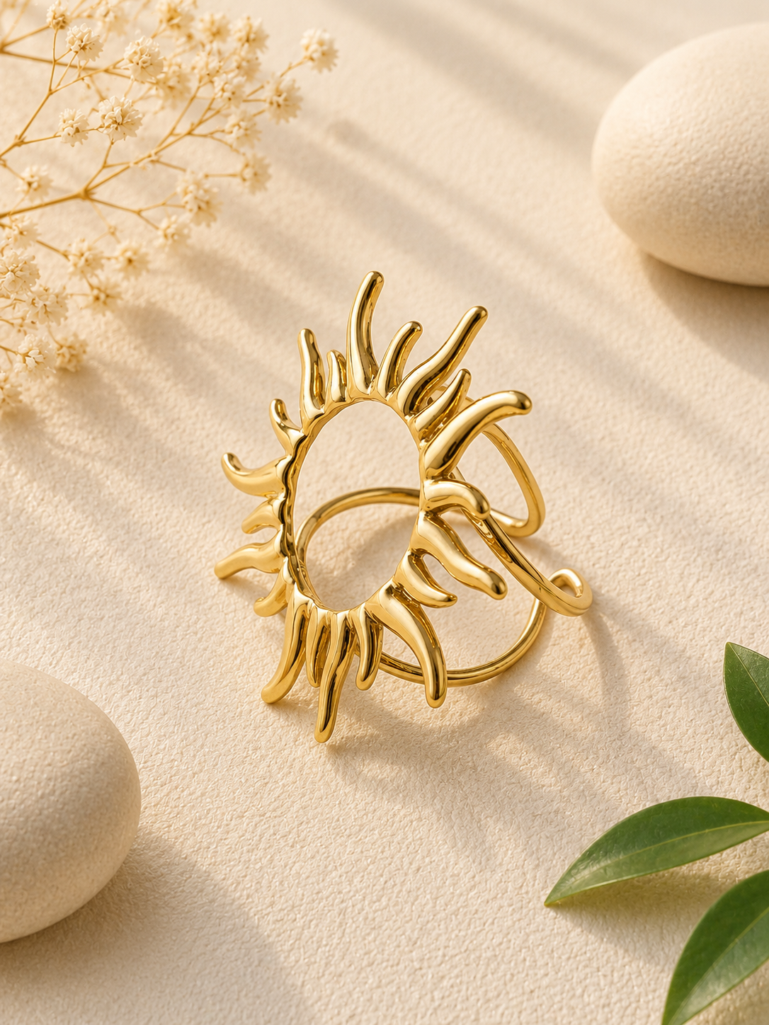 Anello dorato regolabile, sole raggiante traforato