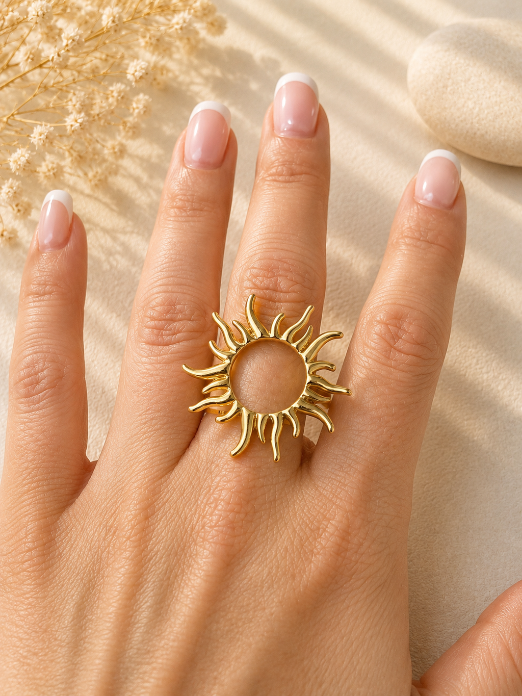 Anello dorato regolabile, sole raggiante traforato