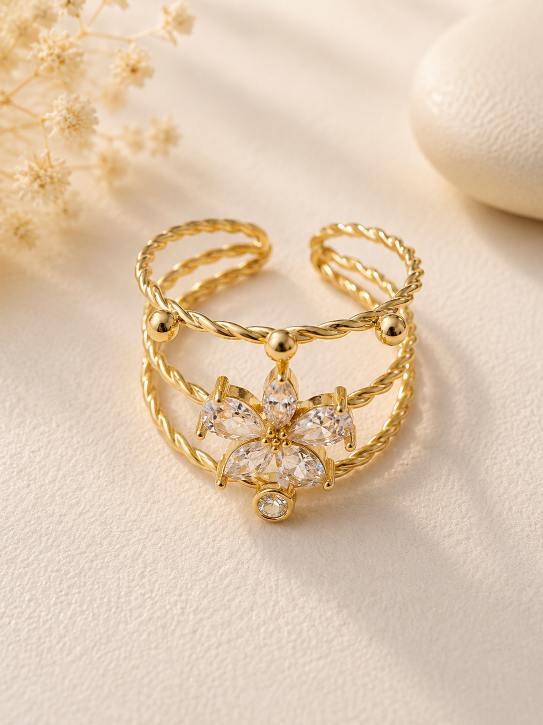 Bague ajustable à trois anneaux avec fleur strassée doré