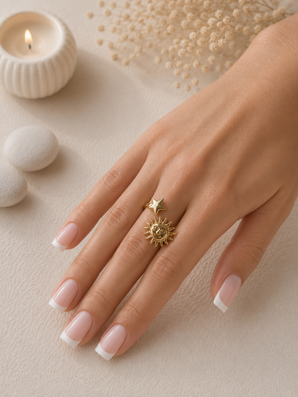 Anello dorato aperto sul davanti con sole e stella