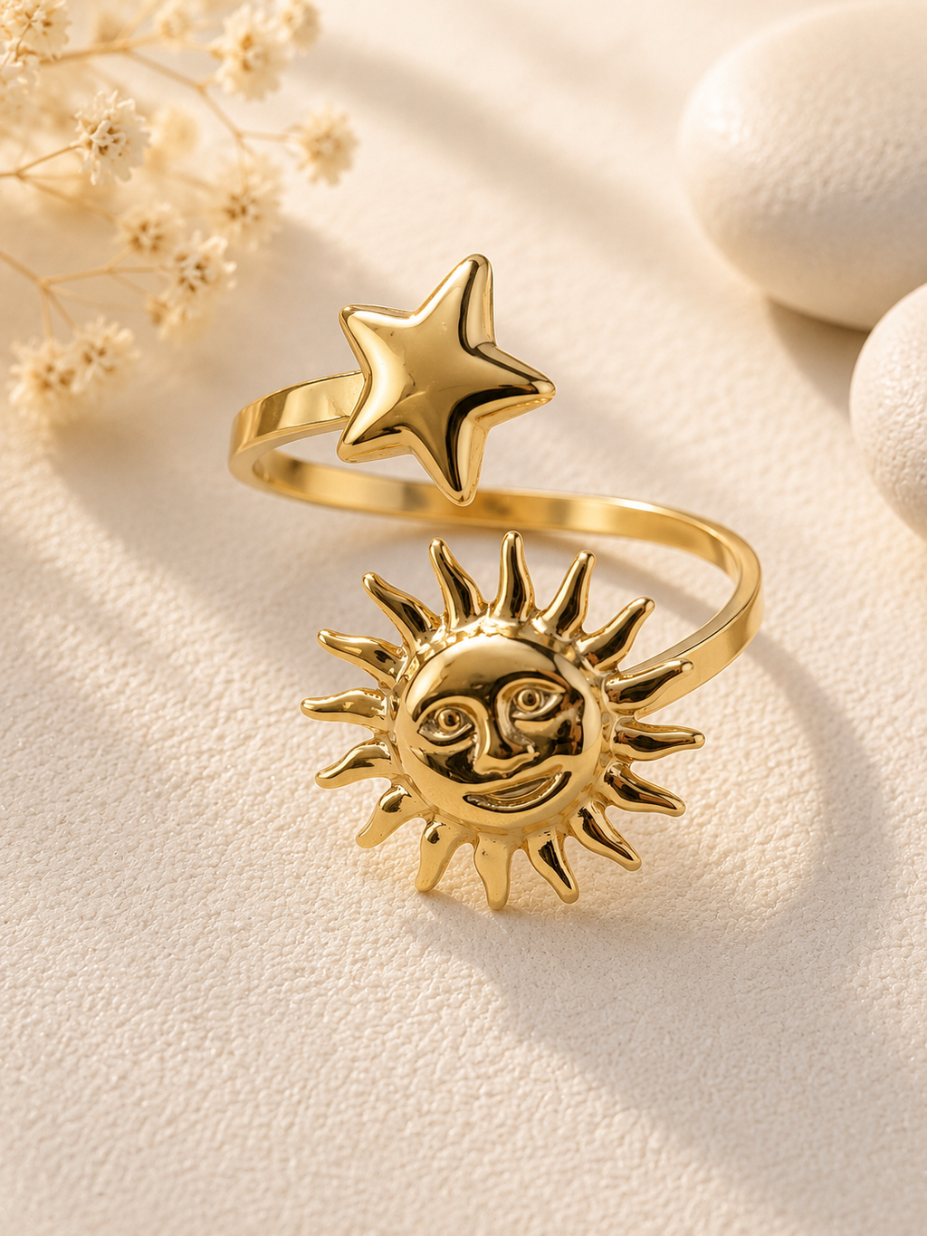 Anello dorato aperto sul davanti con sole e stella