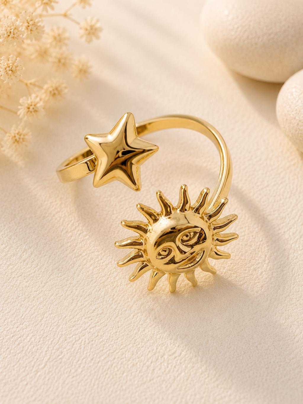 Anello dorato aperto sul davanti con sole e stella