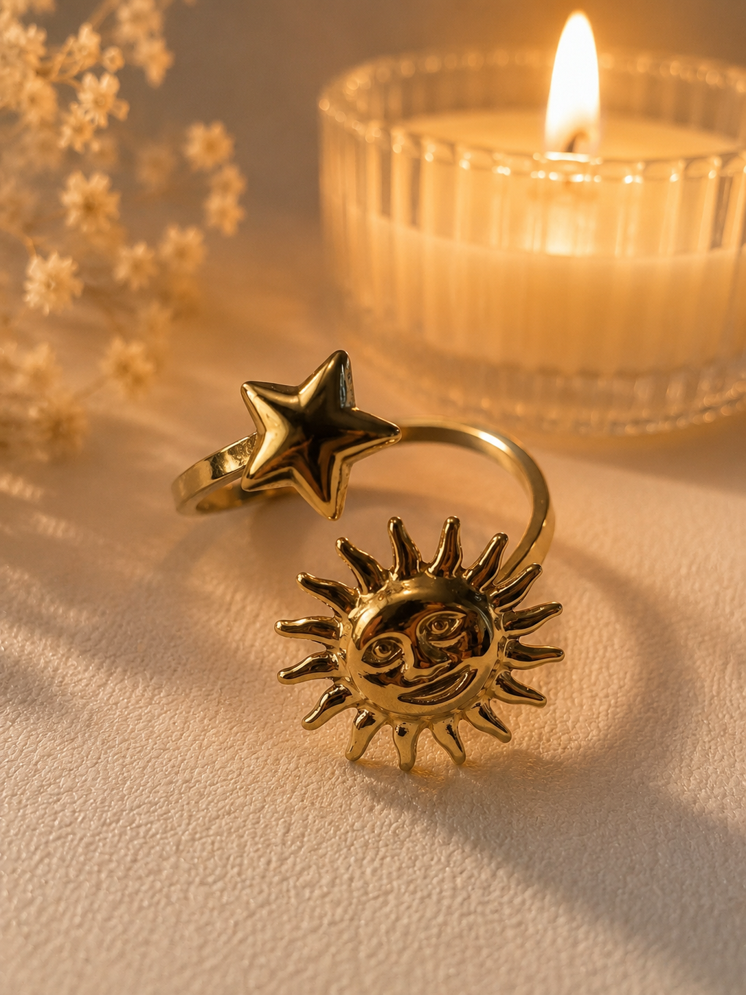 Anello dorato aperto sul davanti con sole e stella