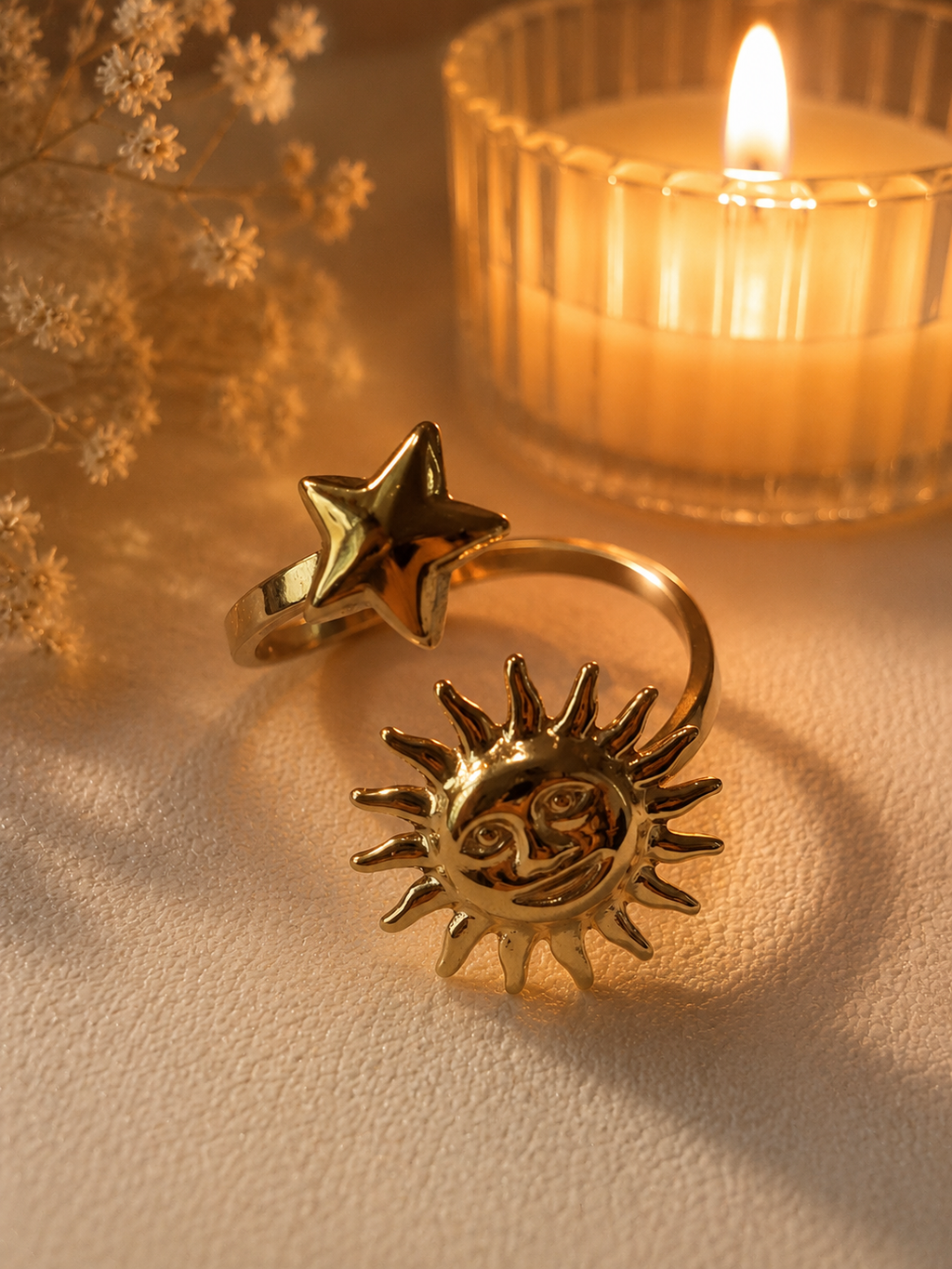 Anello dorato aperto sul davanti con sole e stella