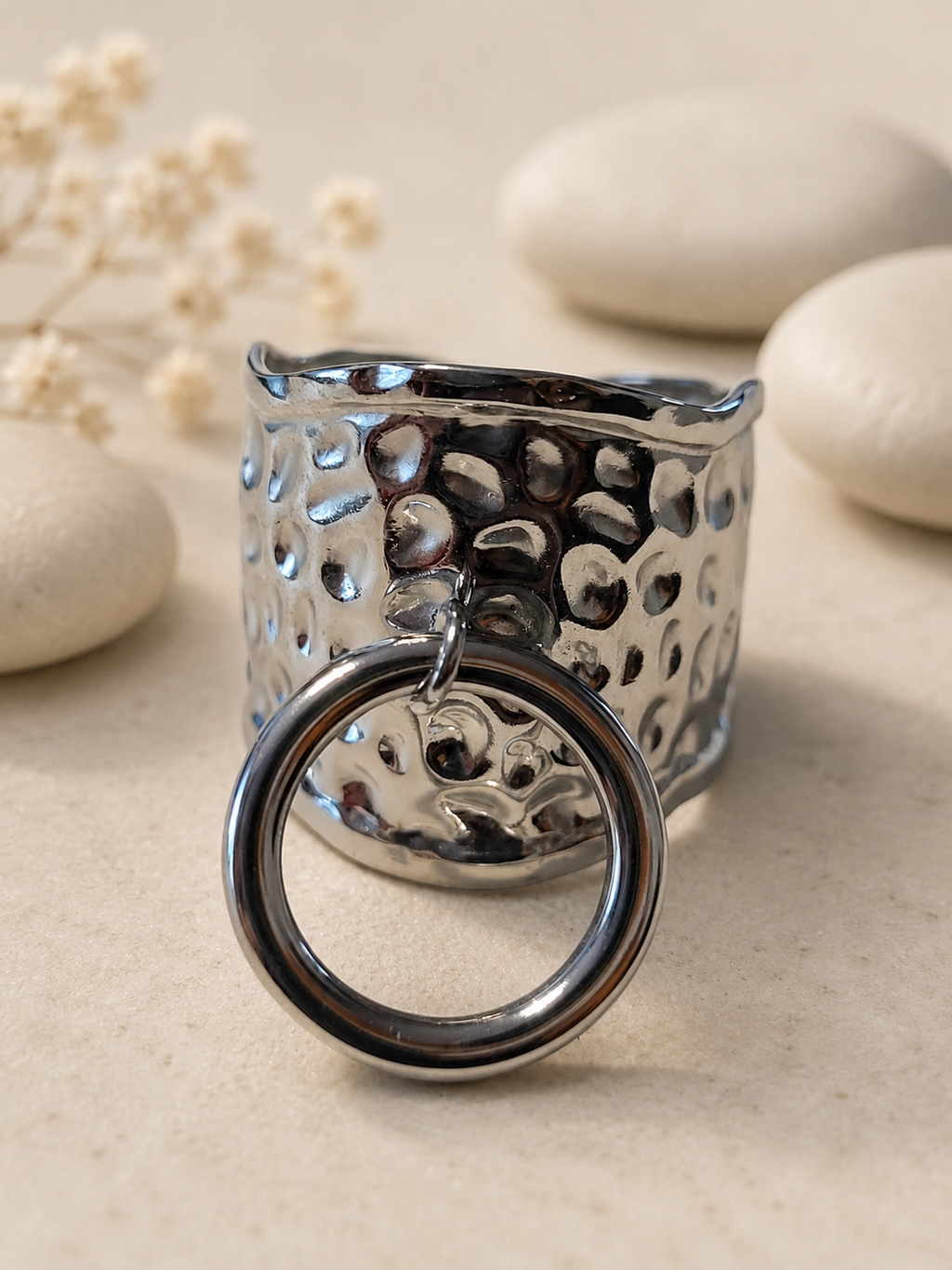 Bague ajustable martelée avec anneau décoratif à l’avant argenté