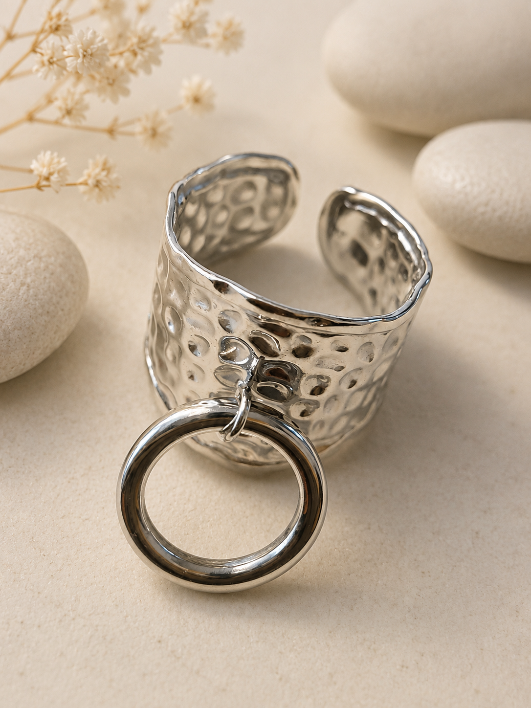 Bague ajustable martelée avec anneau décoratif à l’avant argenté