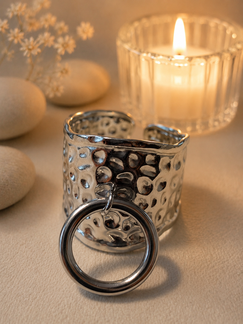 Bague ajustable martelée avec anneau décoratif à l’avant argenté