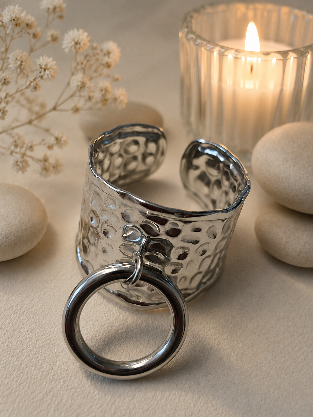 Bague ajustable martelée avec anneau décoratif à l’avant argenté