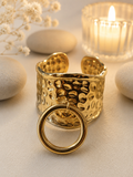 Bague ajustable martelée avec anneau décoratif à l’avant doré