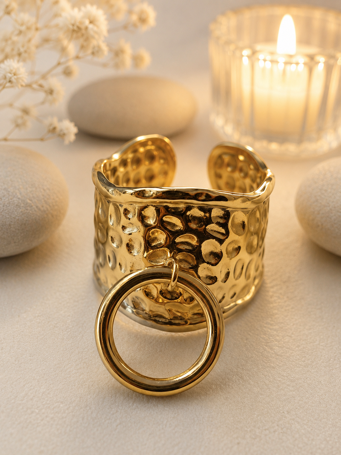 Bague ajustable martelée avec anneau décoratif à l’avant doré