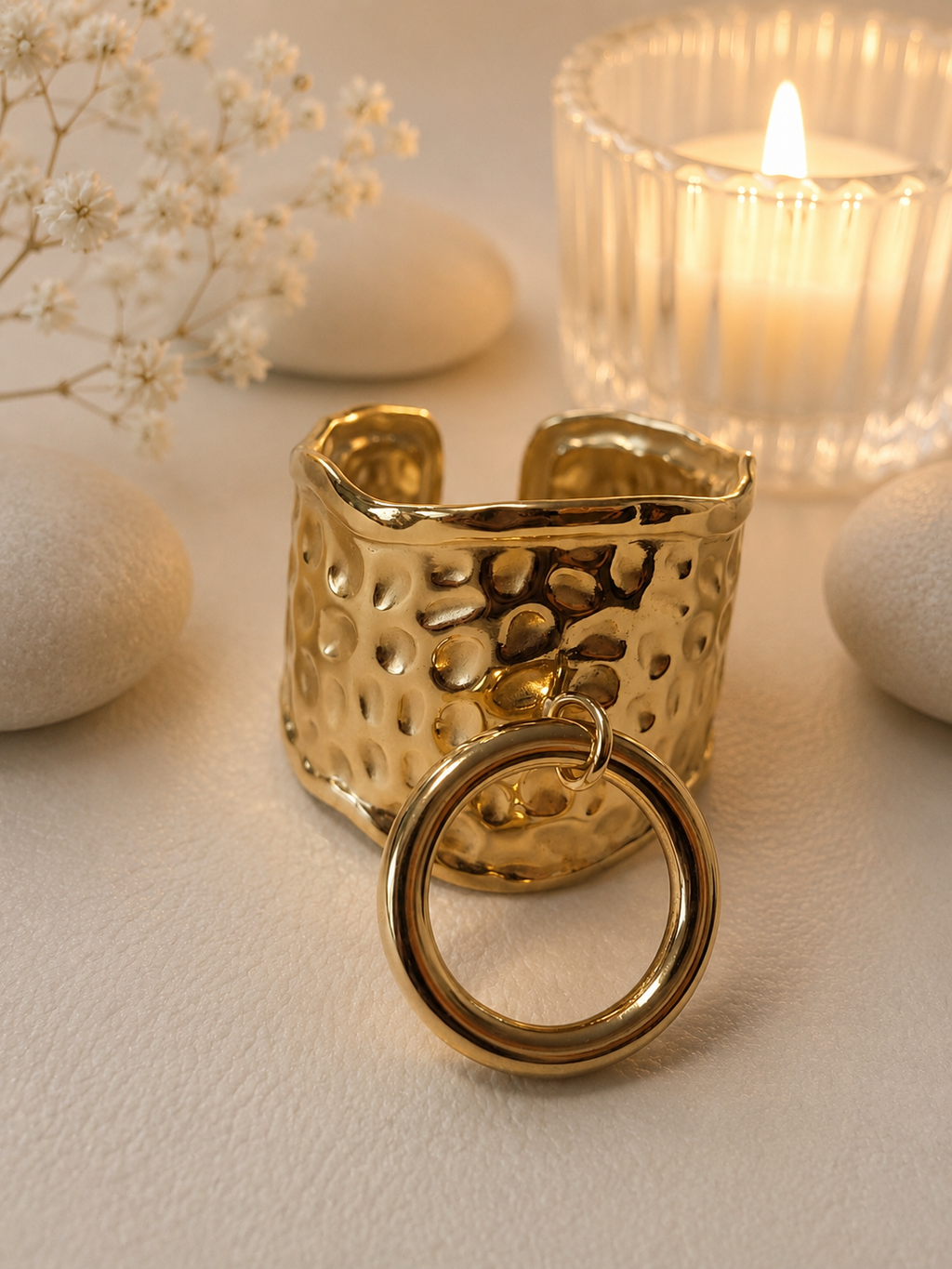 Bague ajustable martelée avec anneau décoratif à l’avant doré