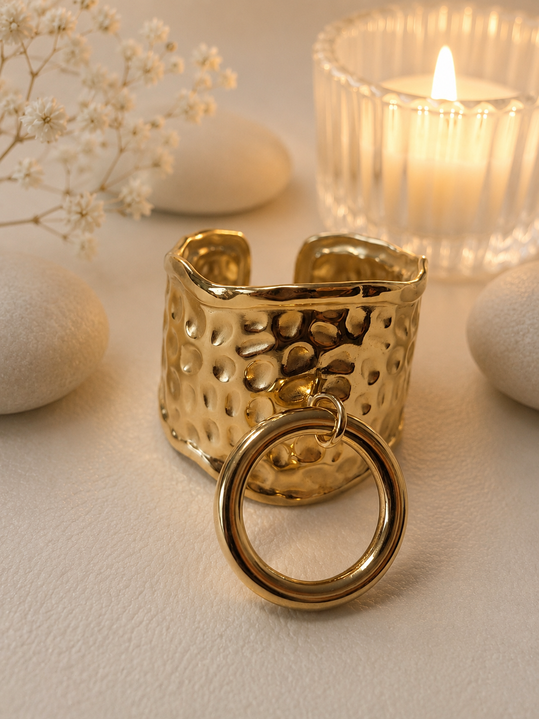 Bague ajustable martelée avec anneau décoratif à l’avant doré
