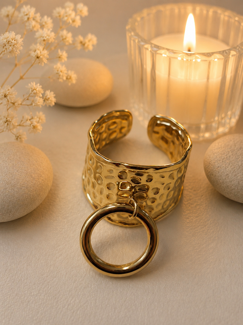 Bague ajustable martelée avec anneau décoratif à l’avant doré