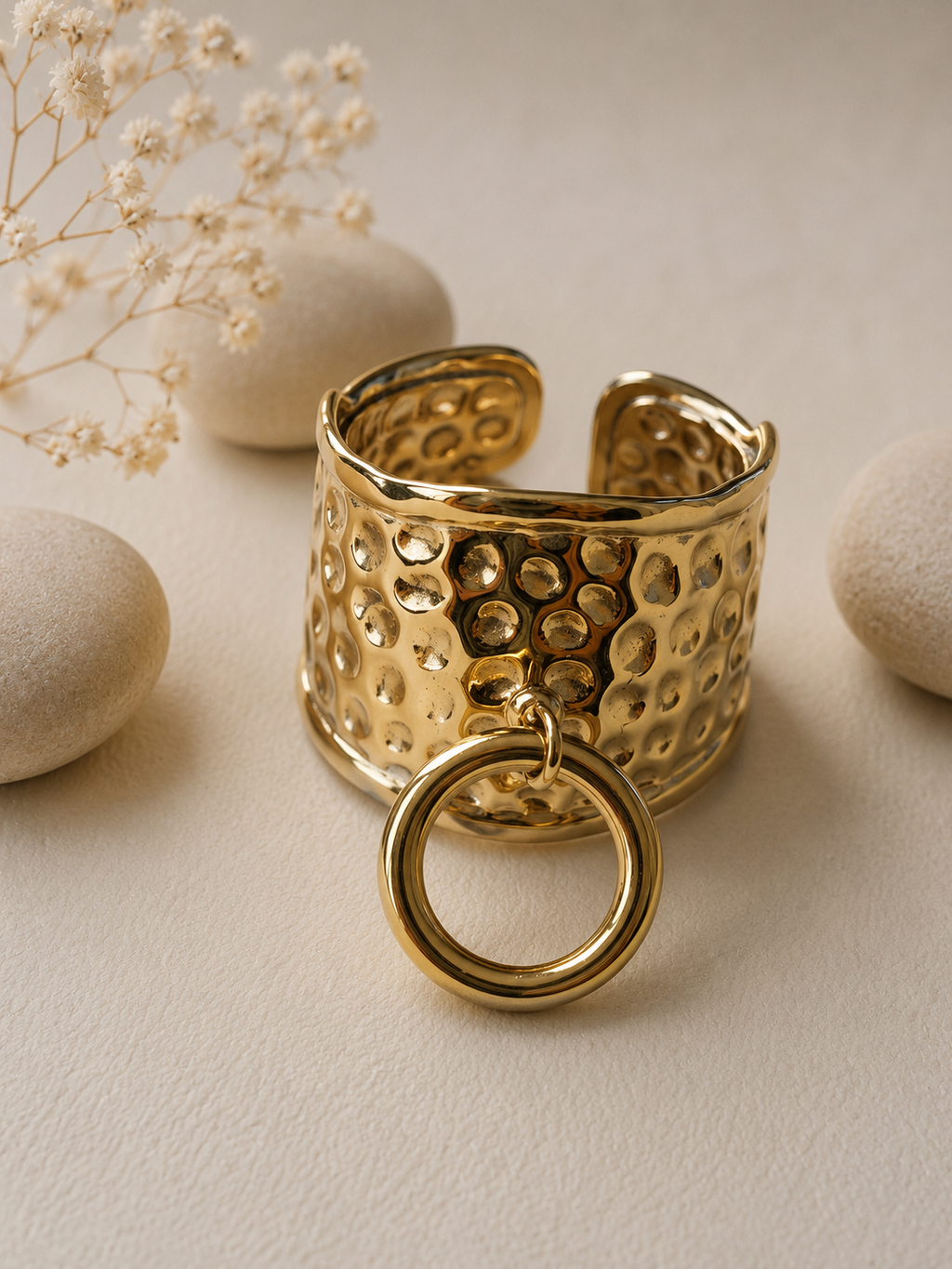 Bague ajustable martelée avec anneau décoratif à l’avant doré