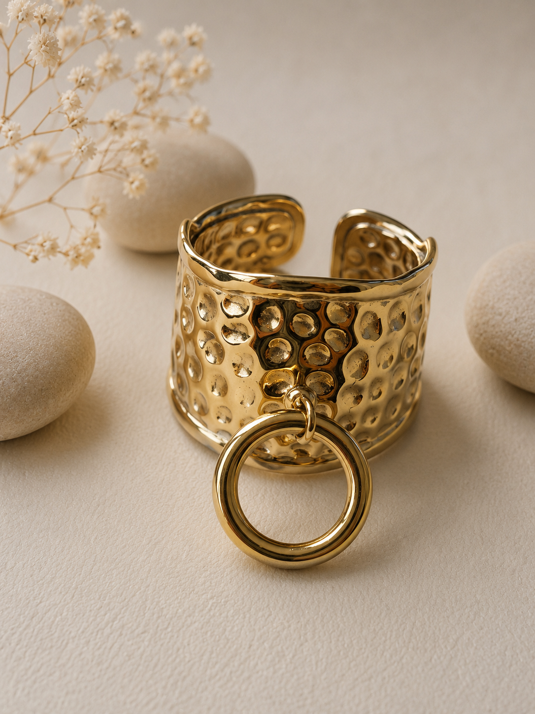 Bague ajustable martelée avec anneau décoratif à l’avant doré