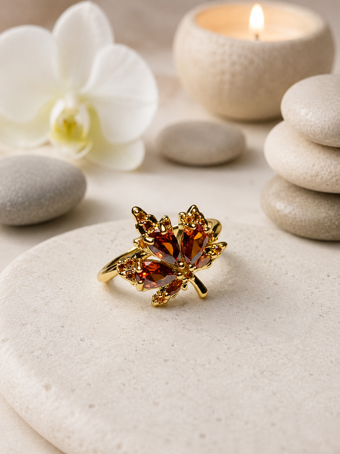 Bague Ajustable Feuille & Zircons Rouges en Acier Inoxydable Doré – Élégante & Raffinée