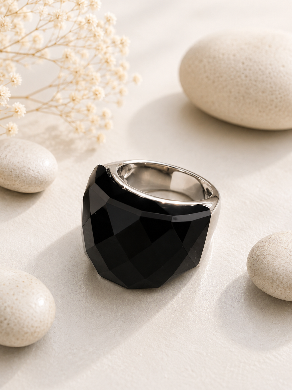 Bague en acier inoxydable argentée avec cristal noir – Taille 57 | Bagatelle