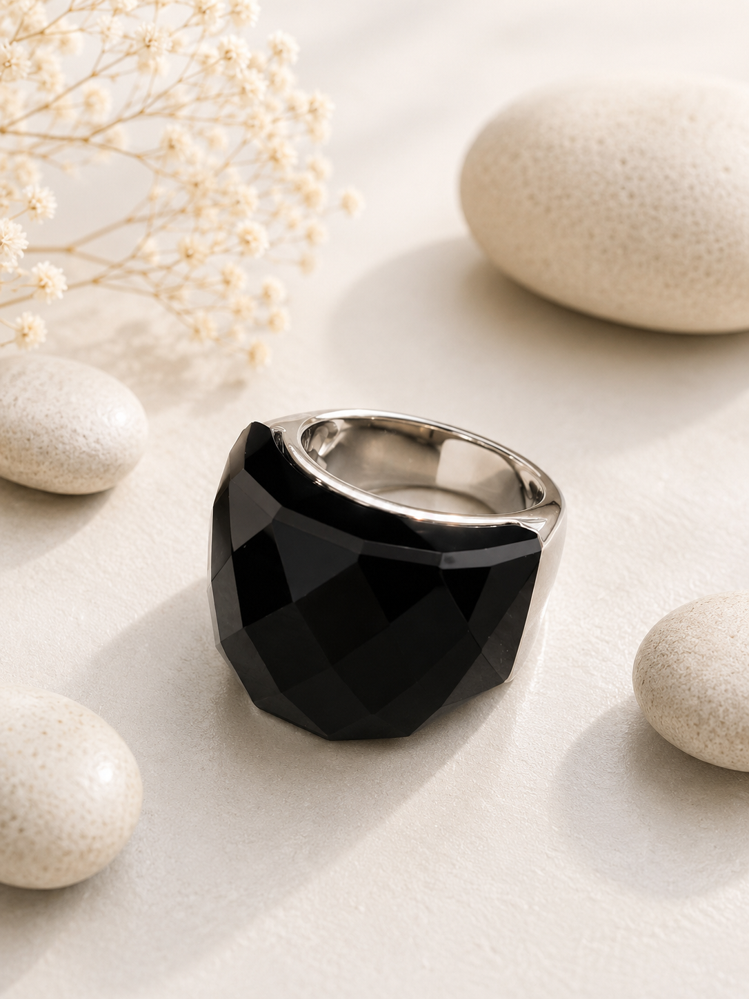 Bague en acier inoxydable argentée avec cristal noir – Taille 57 | Bagatelle