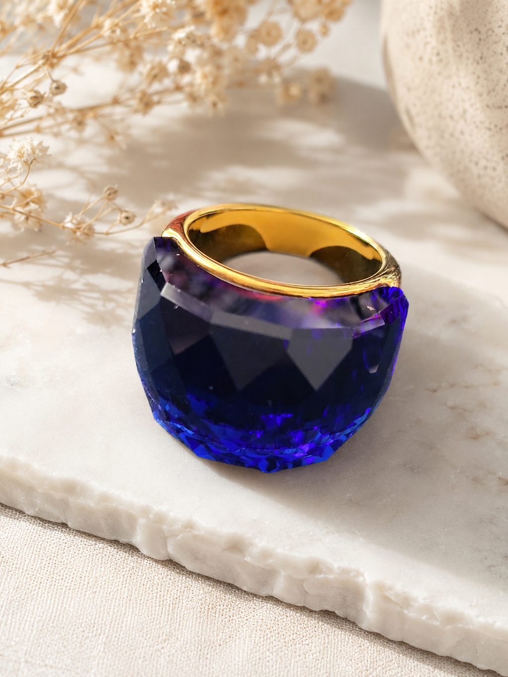 Bague en acier inoxydable doré avec cristal bleu clair – Taille 57 | Bagatelle