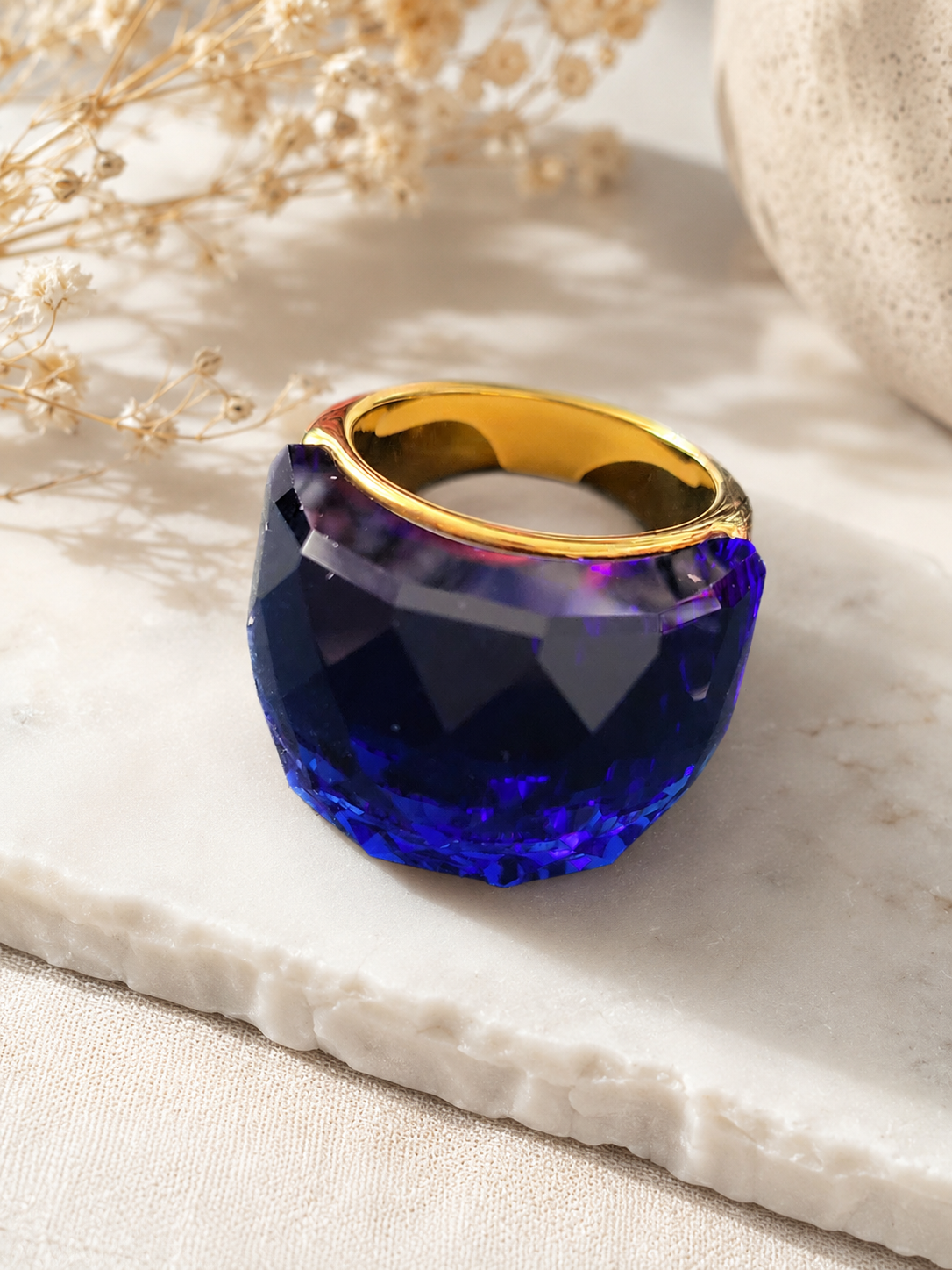 Bague en acier inoxydable doré avec cristal bleu clair – Taille 57 | Bagatelle