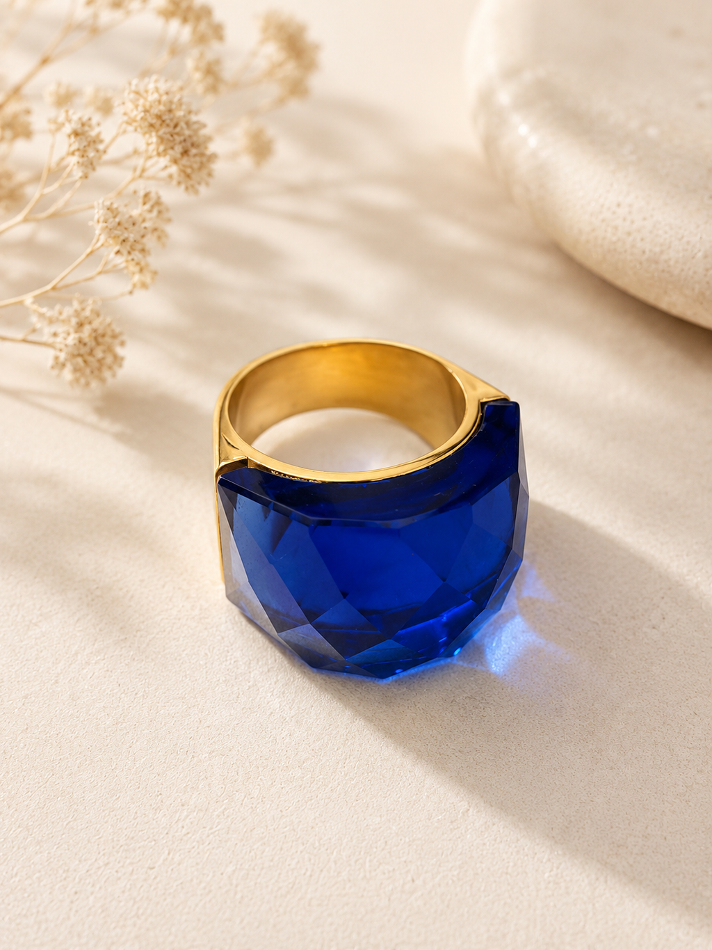 Bague en acier inoxydable doré avec cristal bleu clair – Taille 57 | Bagatelle