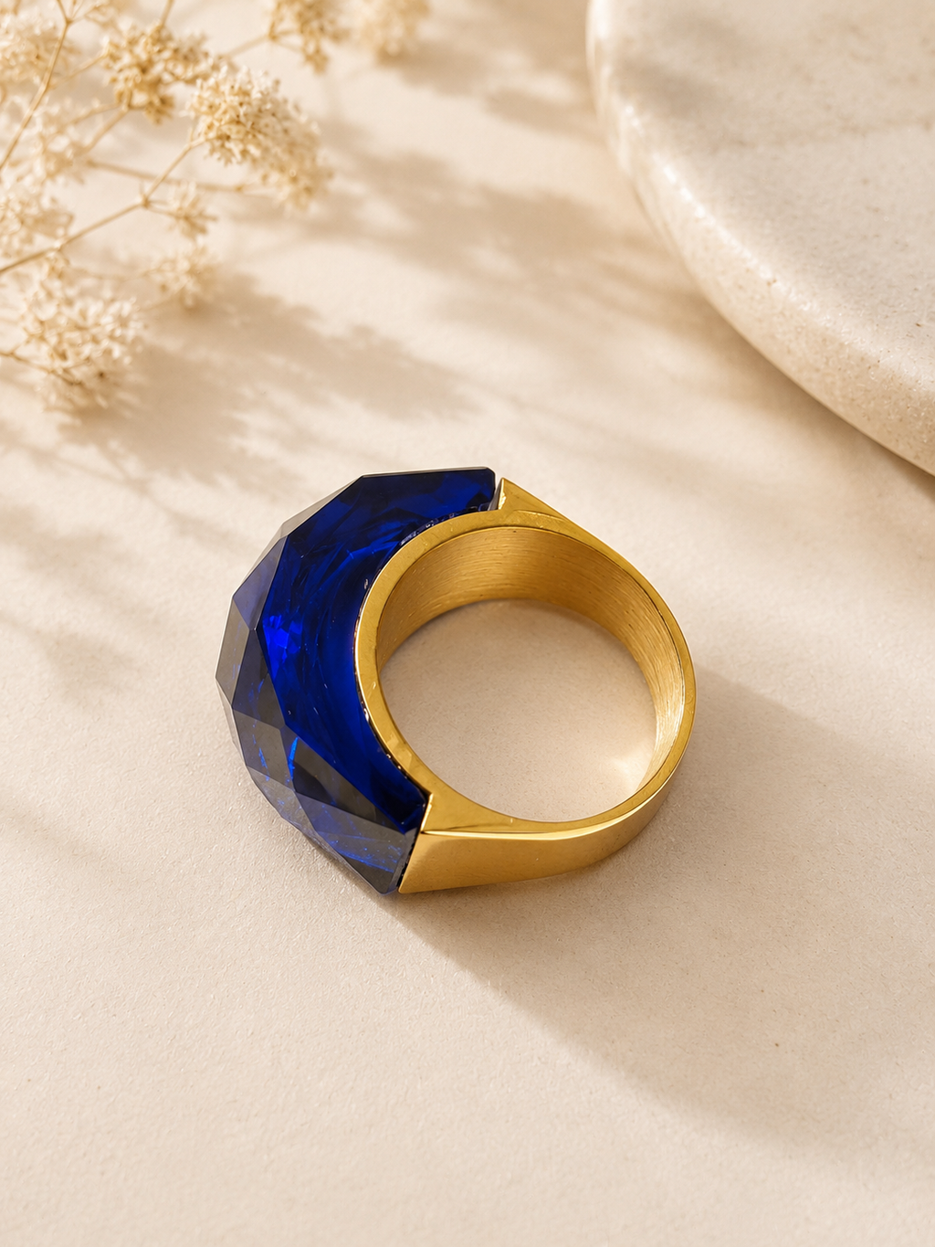 Bague en acier inoxydable doré avec cristal bleu clair – Taille 57 | Bagatelle