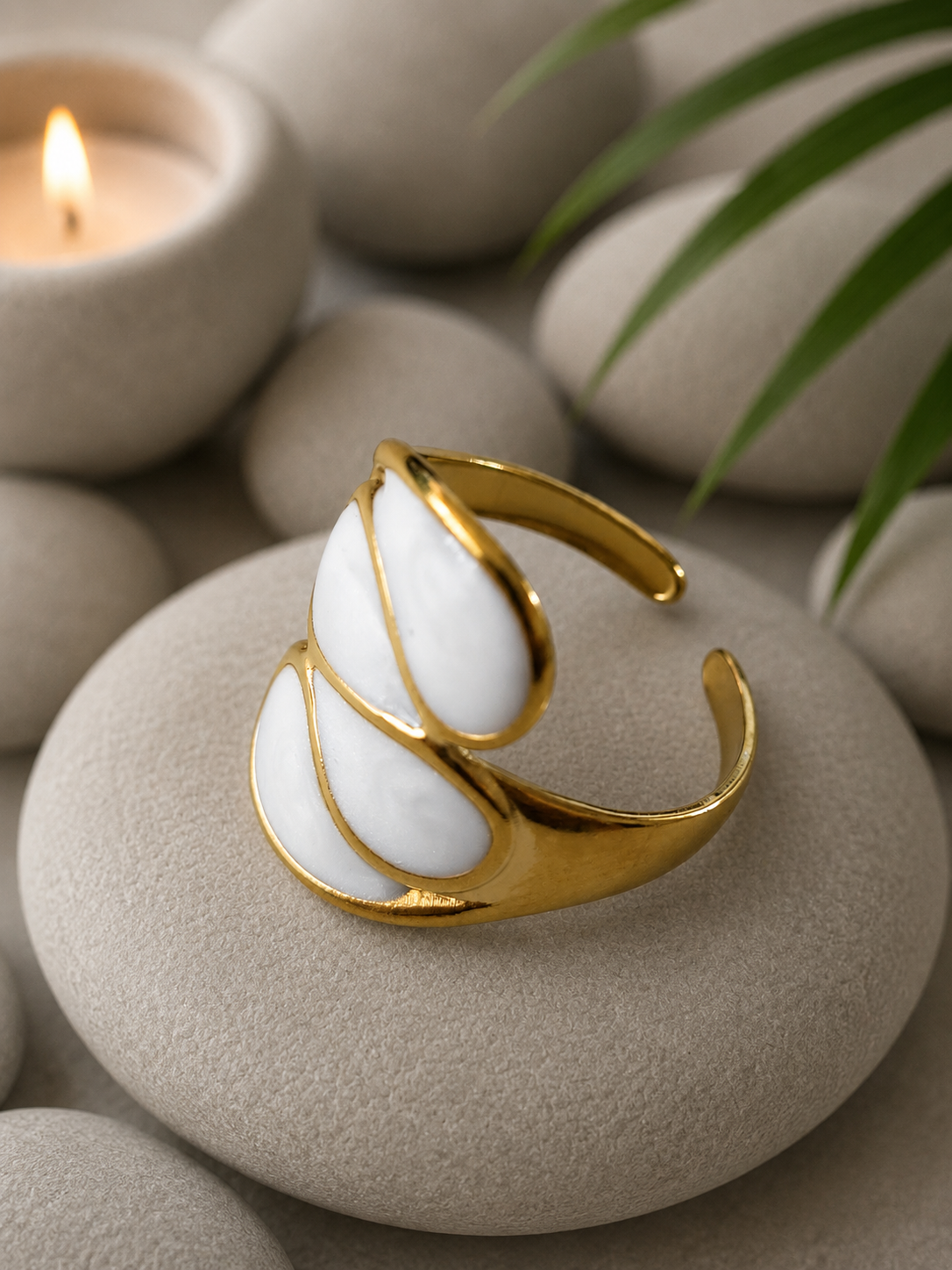 Bague Ouverte Asymétrique en Acier Inoxydable Doré & Blanc Nacré – Ajustable | Bagatelle