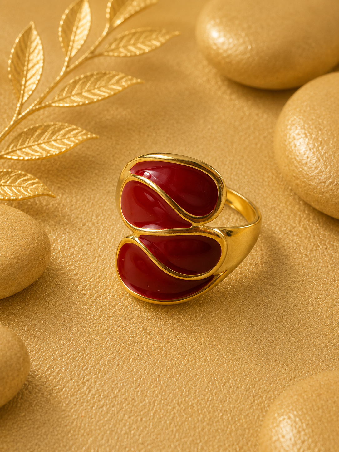 Bague Ouverte Asymétrique en Acier Inoxydable Doré & Rouge – Ajustable | Bagatelle